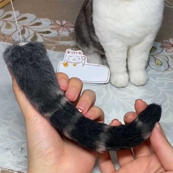 Constructing a flexible cat tail skeleton with 2mm aluminum wire and blending wool in a 2:1:1 ratio for a realistic custom needle felted pet sculpture.