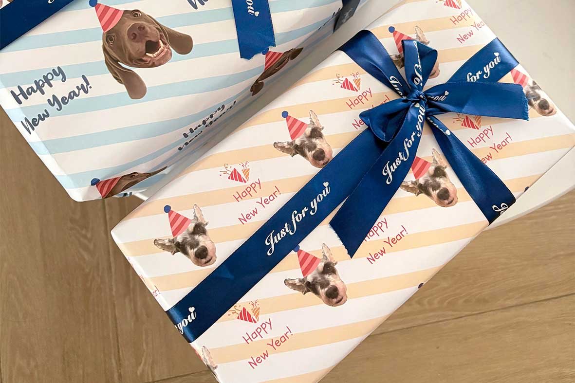 豪华狗爸爸礼盒包装,配有个性化宠物包装纸和蓝色丝带,内含手工定制皮革宠物肖像或亚克力雕塑。