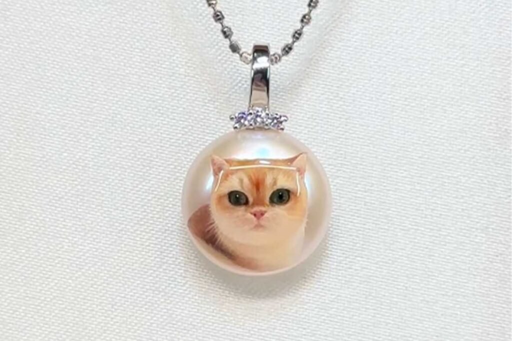 High-quality custom cat mom gift featuring a hand-painted ginger cat portrait with 925 silver accents.